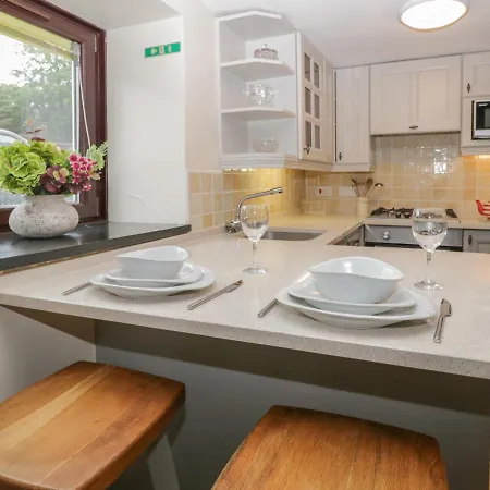 Aarons Place Apartment